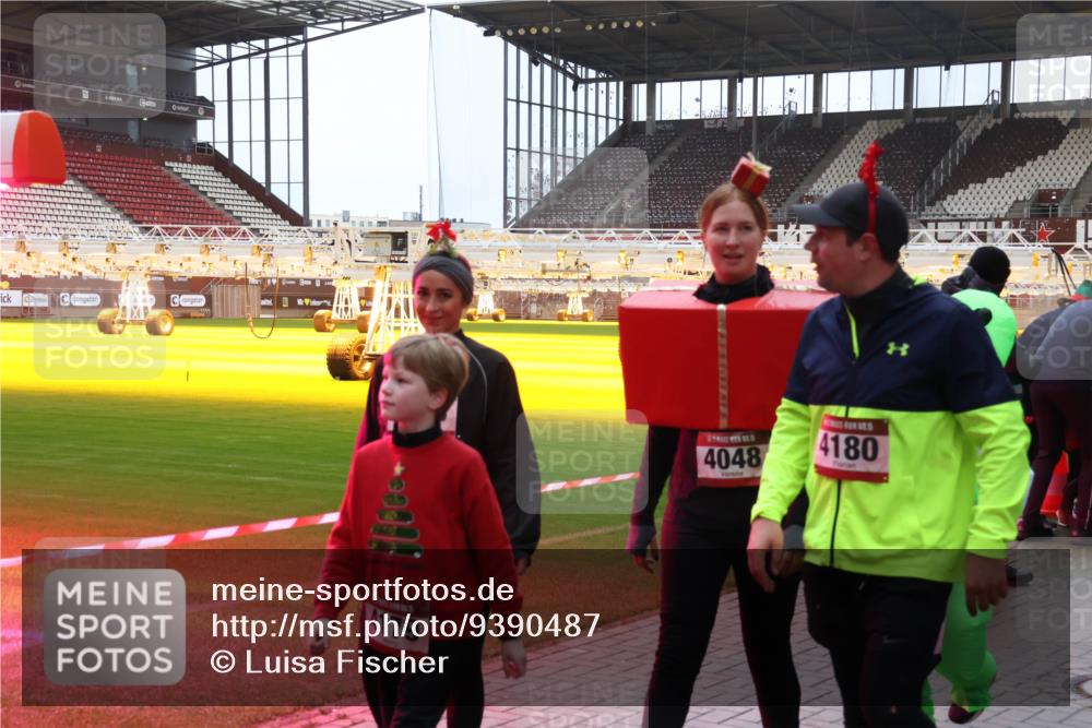 07.12.2025 - St. Pauli X-Mass-Run No. 15 Luisa Fischer http://msf.ph/oto/9390487 07.12.2025 12:14:40 Ziel 4179, 4048, 4180, 444, 445, 451, 454, 457, 2274, 3690, 3693 meine-sportfotos.de