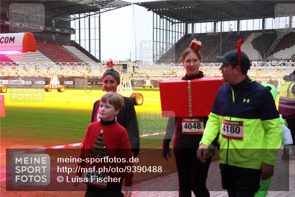 07.12.2025 - St. Pauli X-Mass-Run No. 15 Luisa Fischer http://msf.ph/oto/9390488 07.12.2025 12:14:40 Ziel 4179, 4048, 4180, 444, 445, 451, 454, 457, 2274, 3690, 3693 meine-sportfotos.de