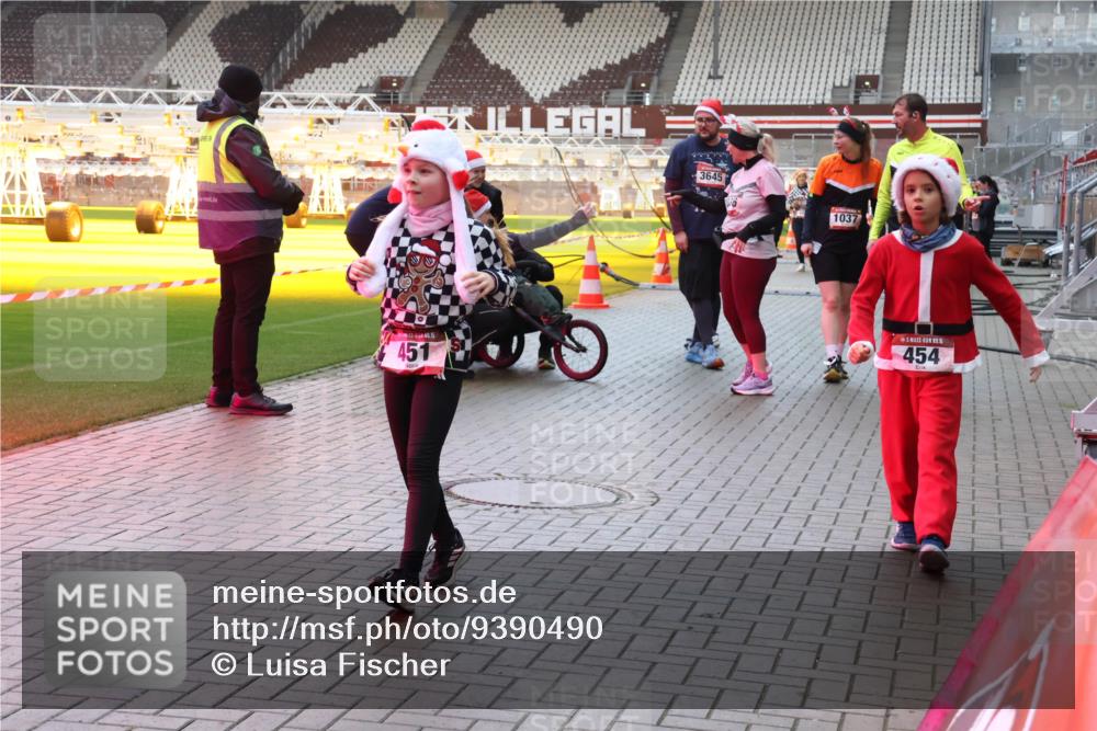 07.12.2025 - St. Pauli X-Mass-Run No. 15 Luisa Fischer http://msf.ph/oto/9390490 07.12.2025 12:14:47 Ziel 33, 40, 15, 451, 3645, 1037, 15, 454, 444, 445, 451, 454, 457, 2274, 3690, 3693 meine-sportfotos.de