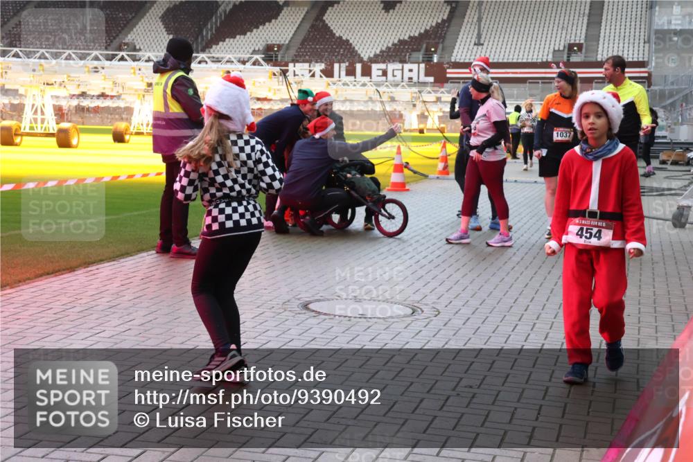 07.12.2025 - St. Pauli X-Mass-Run No. 15 Luisa Fischer http://msf.ph/oto/9390492 07.12.2025 12:14:48 Ziel 1037, 15, 454, 444, 445, 451, 454, 457, 2274, 3690, 3693 meine-sportfotos.de