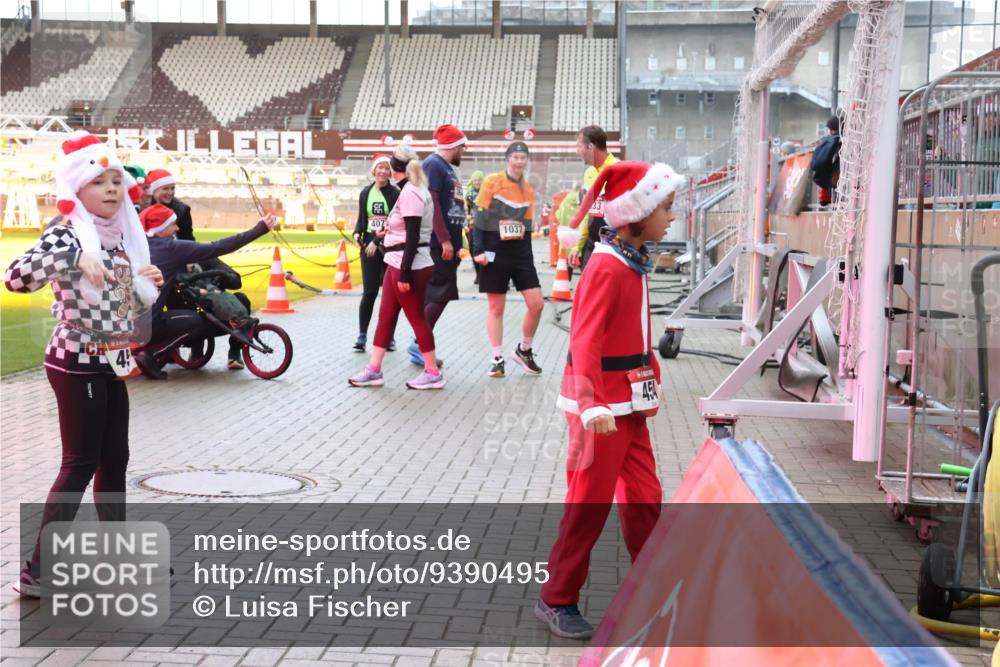 07.12.2025 - St. Pauli X-Mass-Run No. 15 Luisa Fischer http://msf.ph/oto/9390495 07.12.2025 12:14:49 Ziel 4, 407, 1037, 454, 444, 445, 451, 454, 457, 2274, 3690, 3693 meine-sportfotos.de