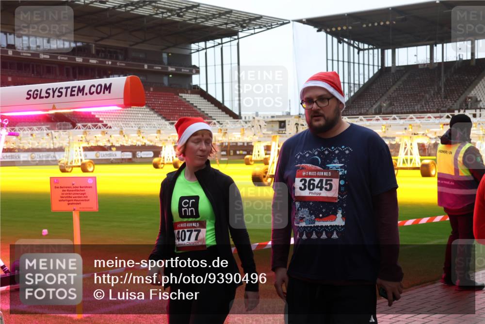 07.12.2025 - St. Pauli X-Mass-Run No. 15 Luisa Fischer http://msf.ph/oto/9390496 07.12.2025 12:15:02 Ziel 4, 15, 4077, 15, 3645, 444, 445, 451, 454, 457, 3690, 3693 meine-sportfotos.de