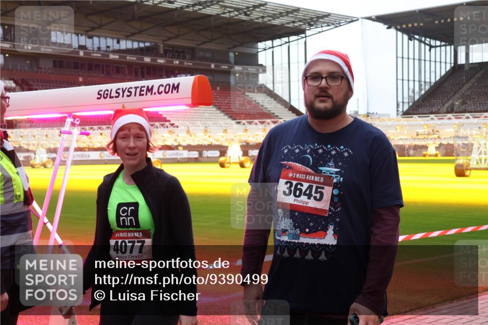 07.12.2025 - St. Pauli X-Mass-Run No. 15 Luisa Fischer http://msf.ph/oto/9390499 07.12.2025 12:15:02 Ziel 15, 3645, 39, 15, 4077, 444, 445, 451, 454, 457, 3690, 3693 meine-sportfotos.de