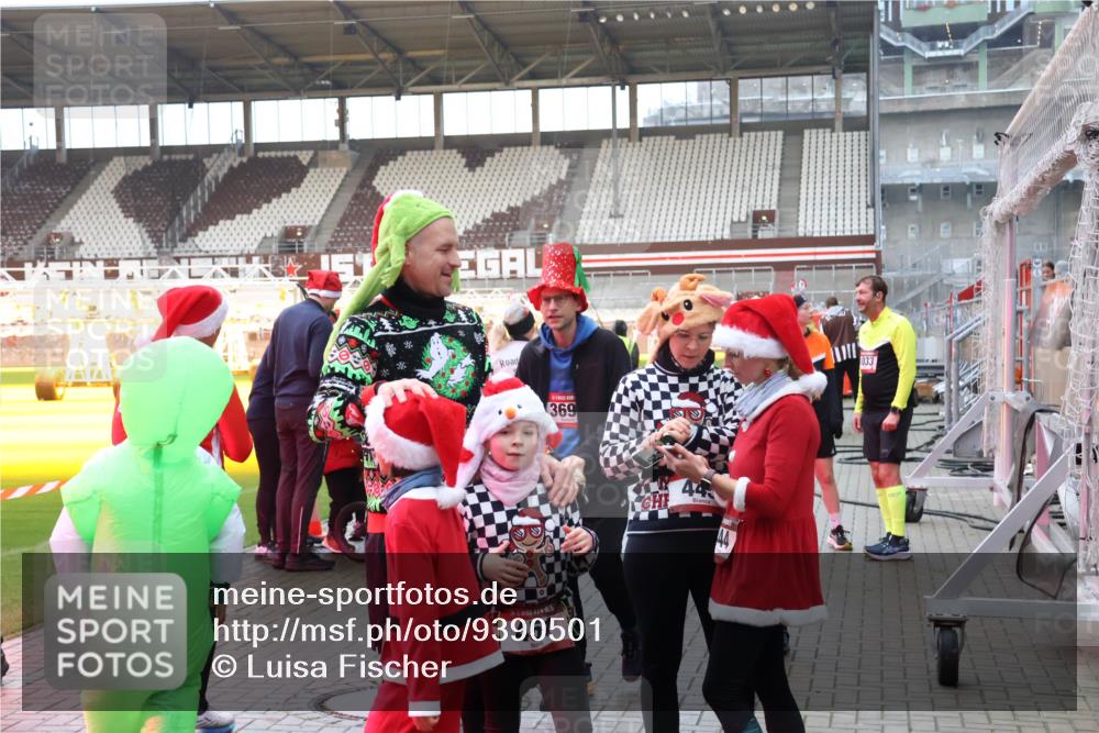 07.12.2025 - St. Pauli X-Mass-Run No. 15 Luisa Fischer http://msf.ph/oto/9390501 07.12.2025 12:15:06 Ziel 369, 451, 44, 033, 444, 445, 451, 454, 457, 3690, 3693 meine-sportfotos.de