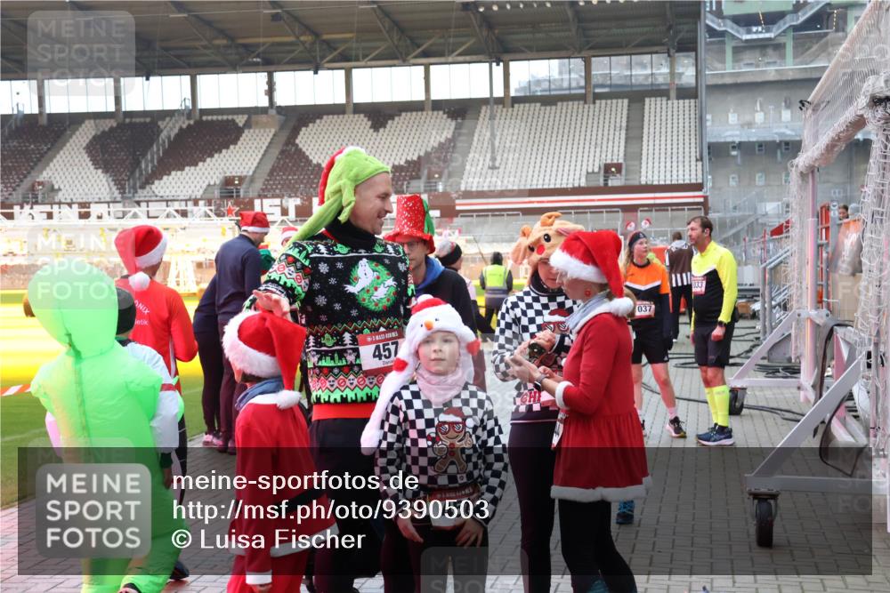 07.12.2025 - St. Pauli X-Mass-Run No. 15 Luisa Fischer http://msf.ph/oto/9390503 07.12.2025 12:15:06 Ziel 457, 45, 037, 444, 445, 451, 454, 457, 3690, 3693 meine-sportfotos.de