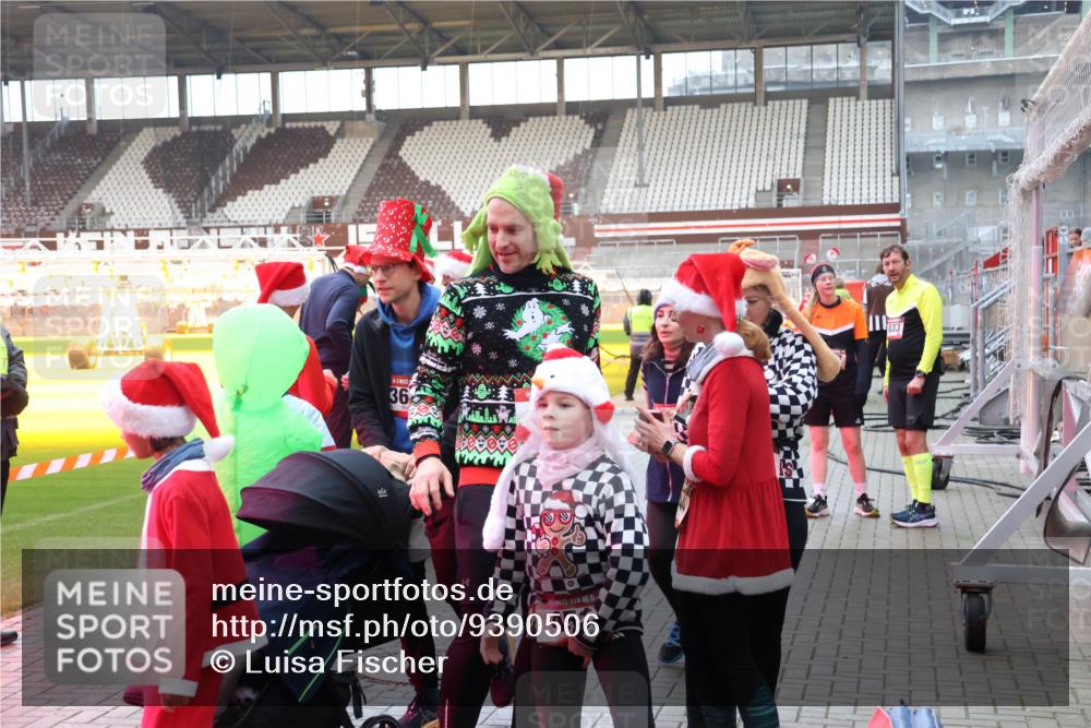 07.12.2025 - St. Pauli X-Mass-Run No. 15 Luisa Fischer http://msf.ph/oto/9390506 07.12.2025 12:15:06 Ziel 454, 36, 15, 45, 033, 444, 445, 451, 454, 457, 3690, 3693 meine-sportfotos.de