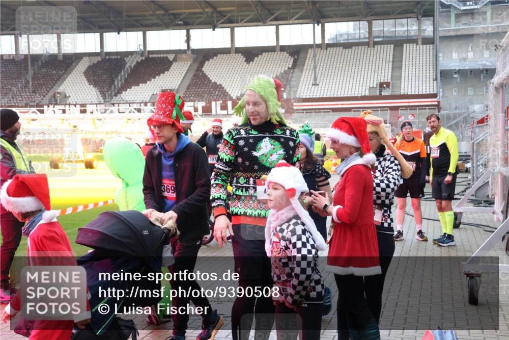 07.12.2025 - St. Pauli X-Mass-Run No. 15 Luisa Fischer http://msf.ph/oto/9390508 07.12.2025 12:15:07 Ziel 369, 397, 033, 444, 445, 451, 454, 457, 3690, 3693 meine-sportfotos.de