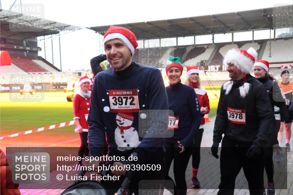 07.12.2025 - St. Pauli X-Mass-Run No. 15 Luisa Fischer http://msf.ph/oto/9390509 07.12.2025 12:15:28 Ziel 15, 3972, 77, 15, 3978, 3142, 3178, 3712 meine-sportfotos.de