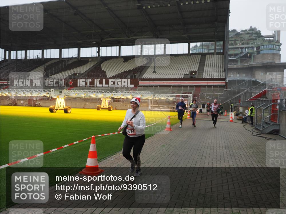 07.12.2025 - St. Pauli X-Mass-Run No. 15 Fabian Wolf http://msf.ph/oto/9390512 07.12.2025 10:23:54 Ziel 1104, 2603, 2634, 3968, 4043, 4139, 4144, 4203, 4377, 4378, 4765 meine-sportfotos.de