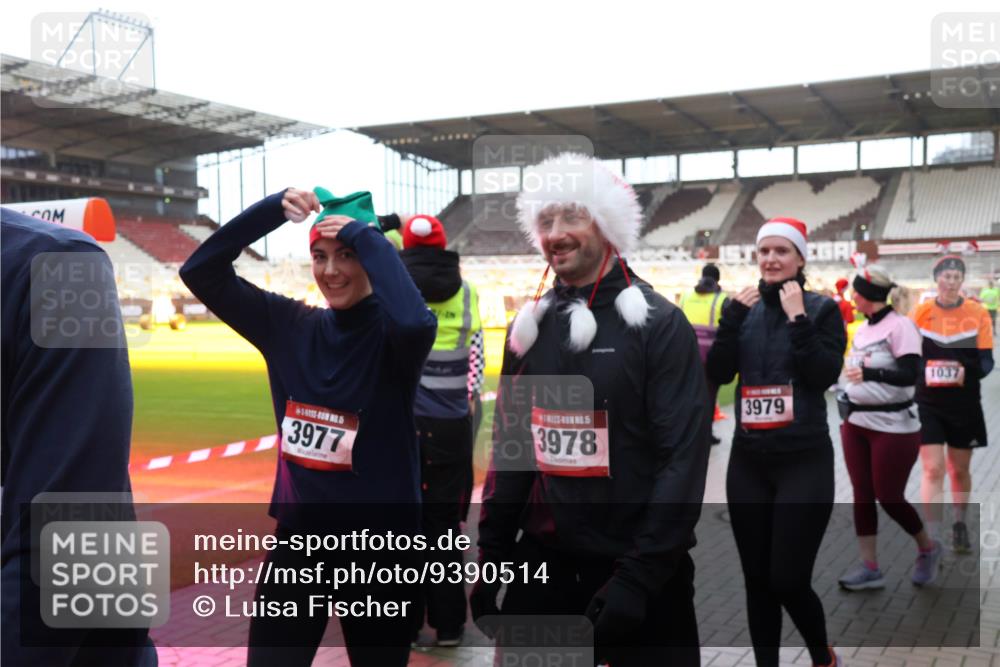 07.12.2025 - St. Pauli X-Mass-Run No. 15 Luisa Fischer http://msf.ph/oto/9390514 07.12.2025 12:15:30 Ziel 3977, 3978, 3979, 1037, 3142, 3178, 3712 meine-sportfotos.de