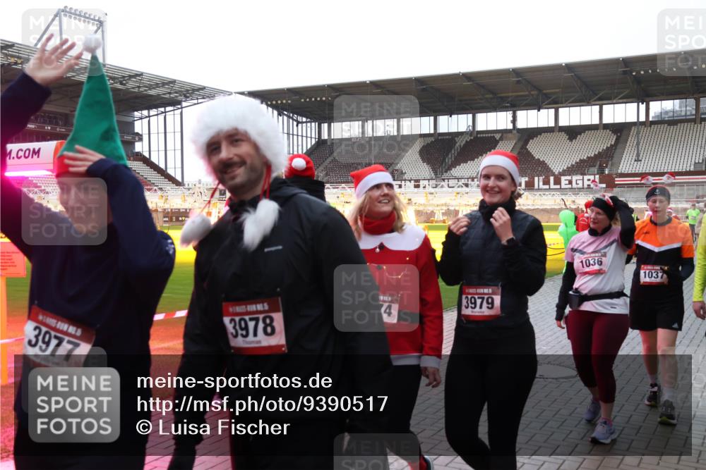 07.12.2025 - St. Pauli X-Mass-Run No. 15 Luisa Fischer http://msf.ph/oto/9390517 07.12.2025 12:15:30 Ziel 1, 1036, 1037, 3979, 3977, 3978, 4, 3142, 3178, 3712 meine-sportfotos.de
