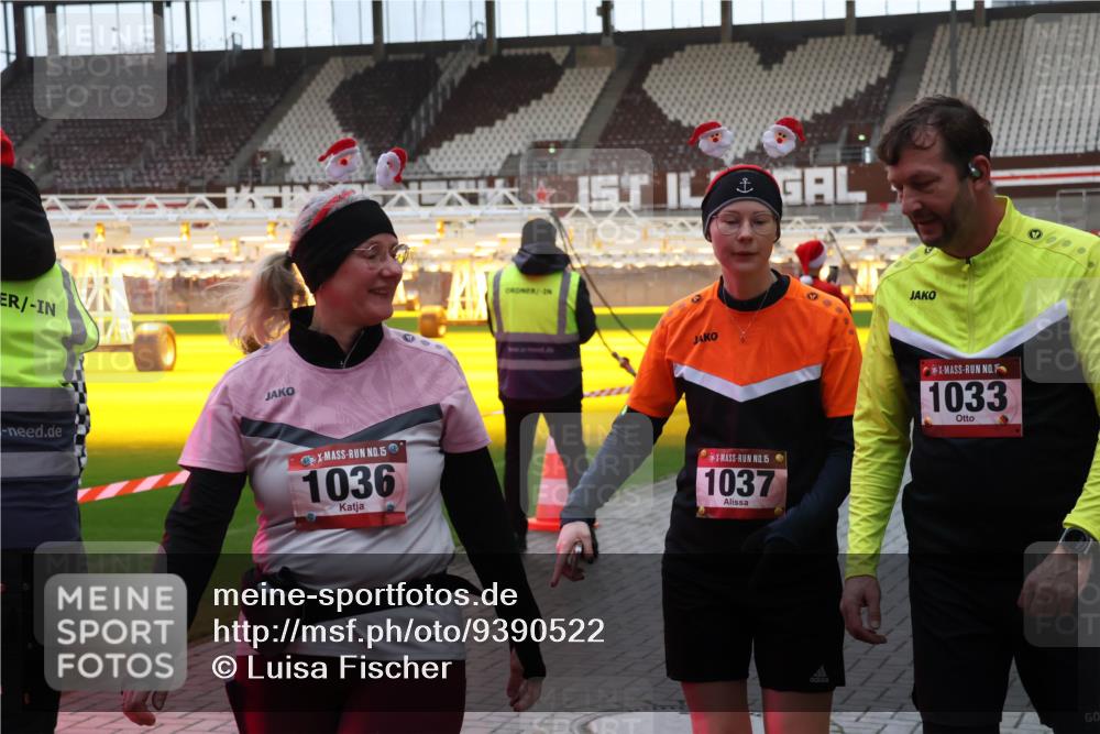 07.12.2025 - St. Pauli X-Mass-Run No. 15 Luisa Fischer http://msf.ph/oto/9390522 07.12.2025 12:15:33 Ziel 15, 1036, 15, 1037, 15, 1033, 3142, 3178, 3712 meine-sportfotos.de