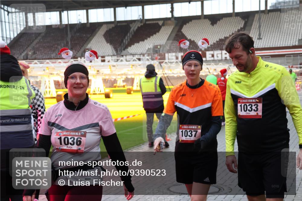 07.12.2025 - St. Pauli X-Mass-Run No. 15 Luisa Fischer http://msf.ph/oto/9390523 07.12.2025 12:15:33 Ziel 15, 1036, 15, 1037, 1, 1033, 3142, 3178, 3712 meine-sportfotos.de