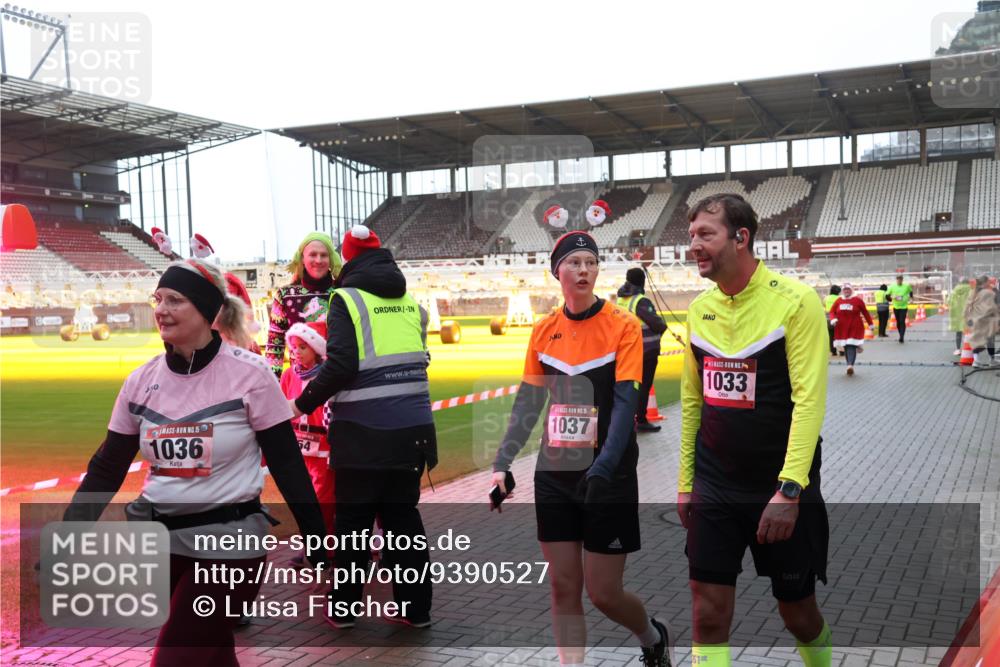 07.12.2025 - St. Pauli X-Mass-Run No. 15 Luisa Fischer http://msf.ph/oto/9390527 07.12.2025 12:15:34 Ziel 15, 1036, 54, 1037, 1033, 3142, 3178, 3712 meine-sportfotos.de