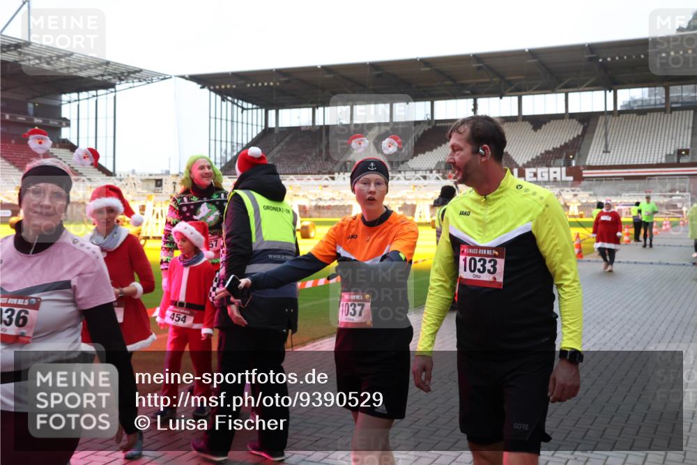 07.12.2025 - St. Pauli X-Mass-Run No. 15 Luisa Fischer http://msf.ph/oto/9390529 07.12.2025 12:15:34 Ziel 454, 36, 1037, 1033, 3142, 3178, 3712 meine-sportfotos.de