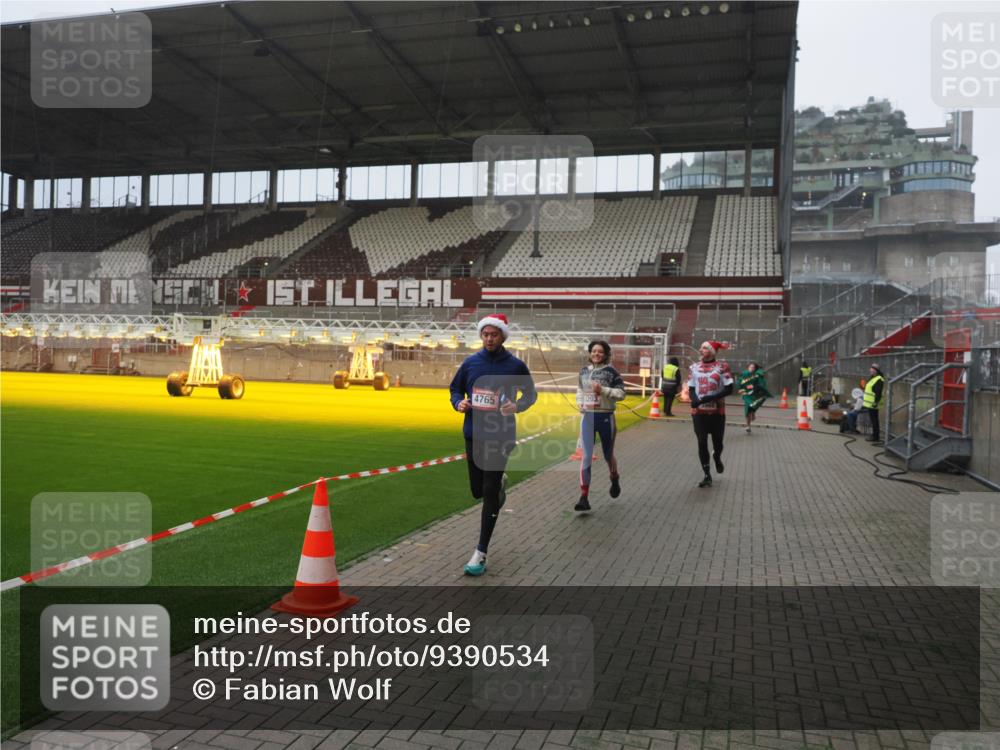 07.12.2025 - St. Pauli X-Mass-Run No. 15 Fabian Wolf http://msf.ph/oto/9390534 07.12.2025 10:23:56 Ziel 711, 1104, 2603, 2634, 3968, 4043, 4139, 4144, 4203, 4377, 4378, 4479, 4765 meine-sportfotos.de