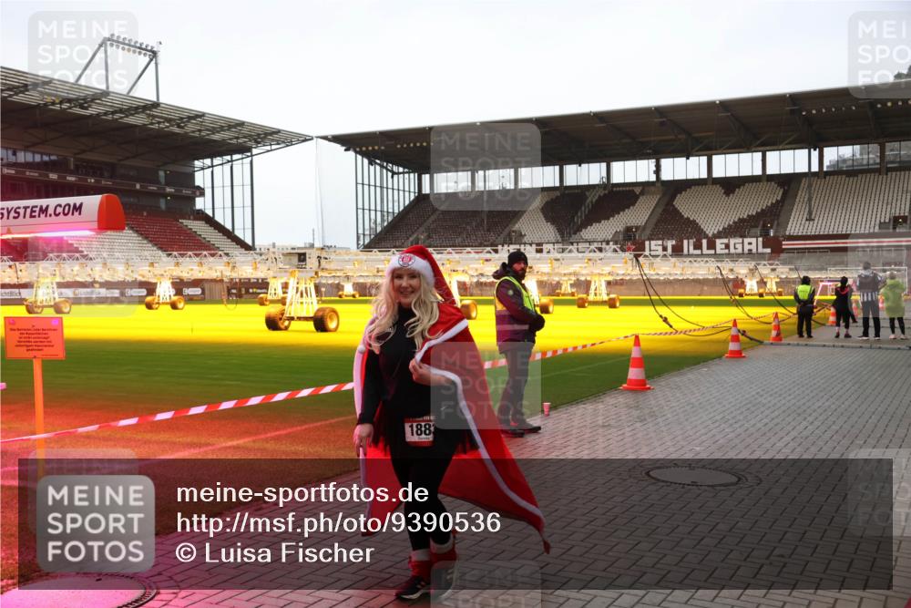07.12.2025 - St. Pauli X-Mass-Run No. 15 Luisa Fischer http://msf.ph/oto/9390536 07.12.2025 12:17:13 Ziel 1883, 1883, 4325 meine-sportfotos.de