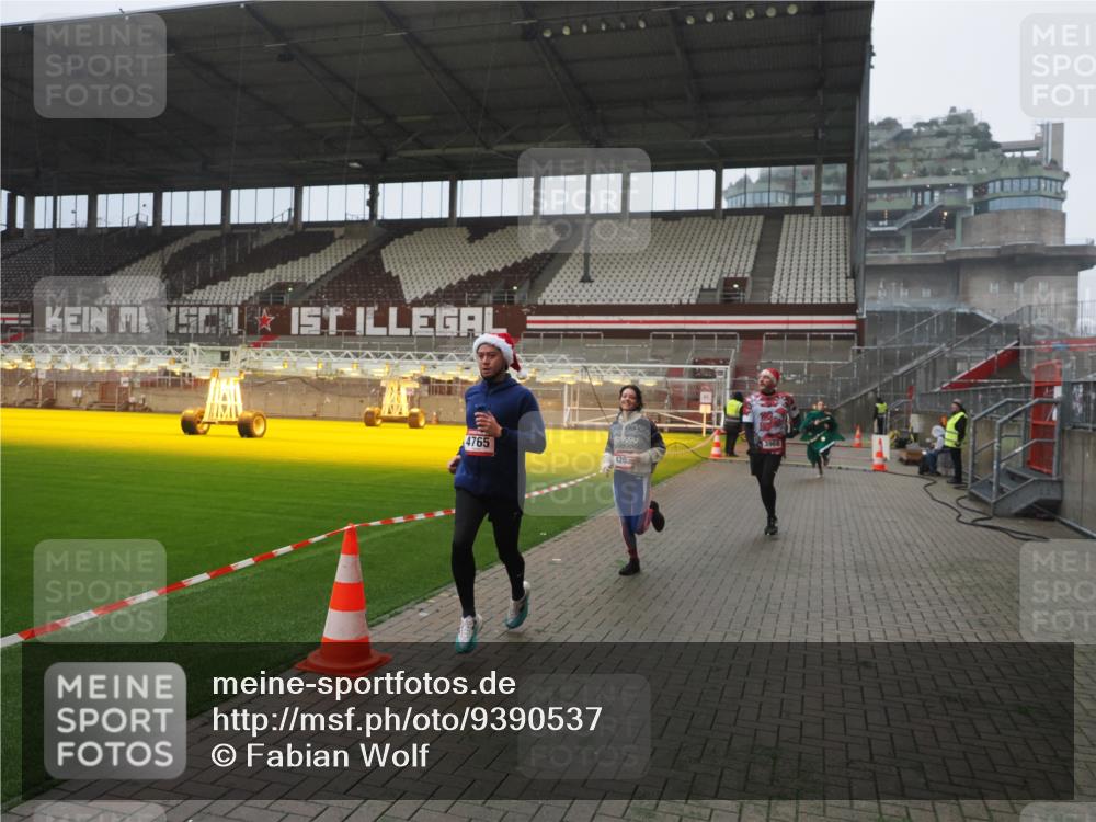 07.12.2025 - St. Pauli X-Mass-Run No. 15 Fabian Wolf http://msf.ph/oto/9390537 07.12.2025 10:23:56 Ziel 711, 1104, 2603, 2634, 3968, 4043, 4139, 4144, 4203, 4377, 4378, 4479, 4765 meine-sportfotos.de