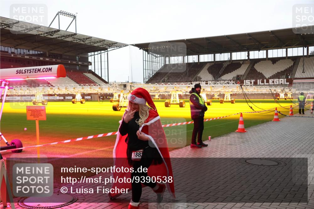 07.12.2025 - St. Pauli X-Mass-Run No. 15 Luisa Fischer http://msf.ph/oto/9390538 07.12.2025 12:17:13 Ziel 1883, 1883, 4325 meine-sportfotos.de