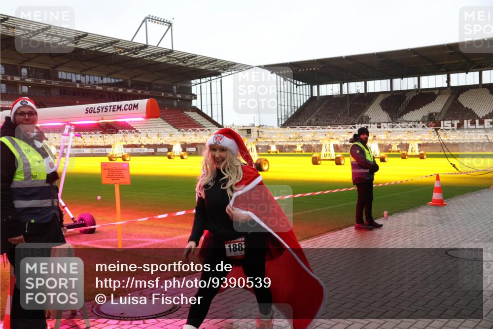 07.12.2025 - St. Pauli X-Mass-Run No. 15 Luisa Fischer http://msf.ph/oto/9390539 07.12.2025 12:17:14 Ziel 6, 63, 1883, 1883, 4325 meine-sportfotos.de