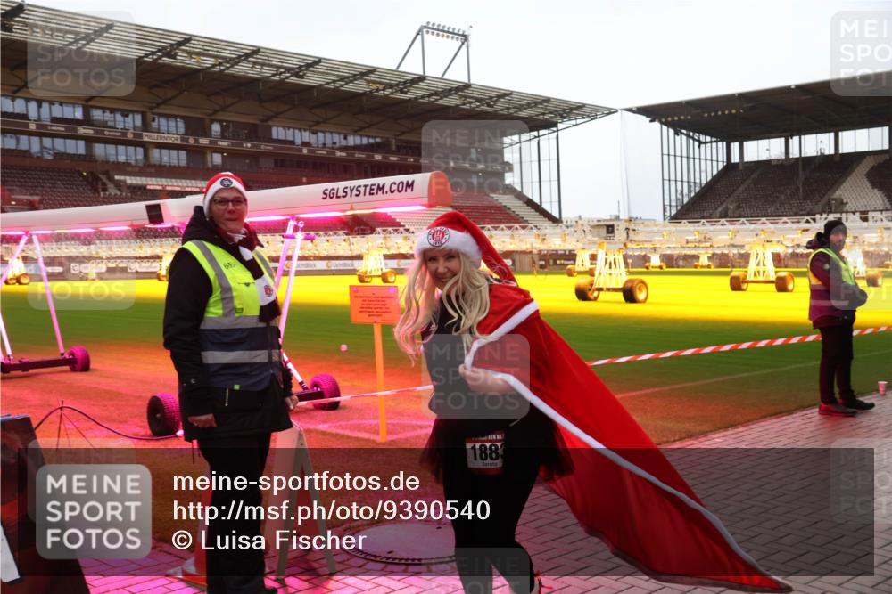 07.12.2025 - St. Pauli X-Mass-Run No. 15 Luisa Fischer http://msf.ph/oto/9390540 07.12.2025 12:17:14 Ziel 634, 1883, 1883, 4325 meine-sportfotos.de