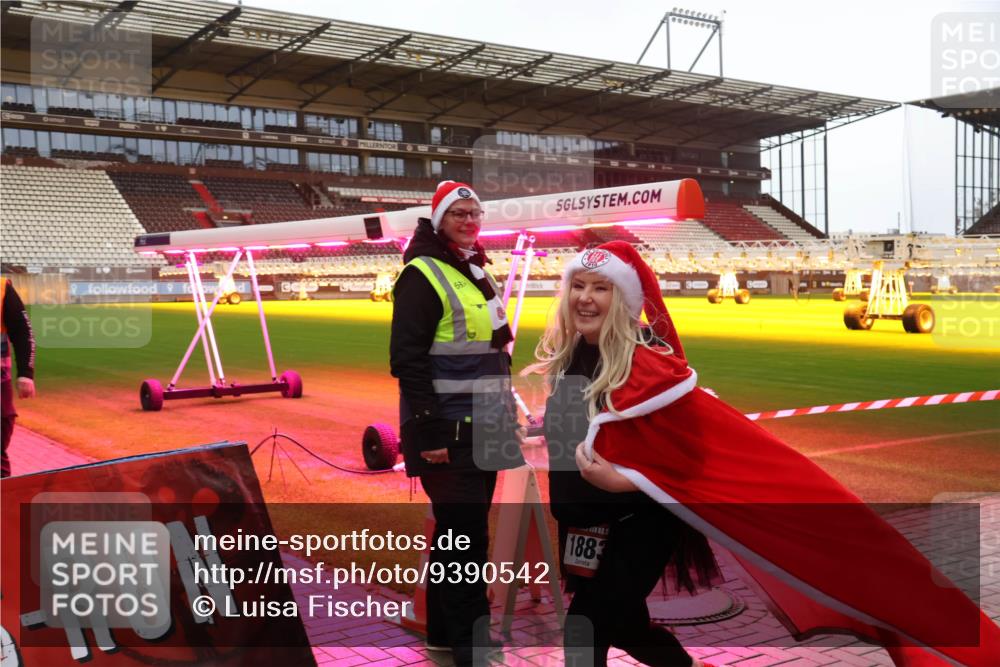 07.12.2025 - St. Pauli X-Mass-Run No. 15 Luisa Fischer http://msf.ph/oto/9390542 07.12.2025 12:17:14 Ziel 63, 15, 1883, 1883, 4325 meine-sportfotos.de