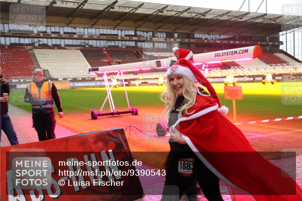 07.12.2025 - St. Pauli X-Mass-Run No. 15 Luisa Fischer http://msf.ph/oto/9390543 07.12.2025 12:17:15 Ziel 5, 1883, 1883, 4325 meine-sportfotos.de