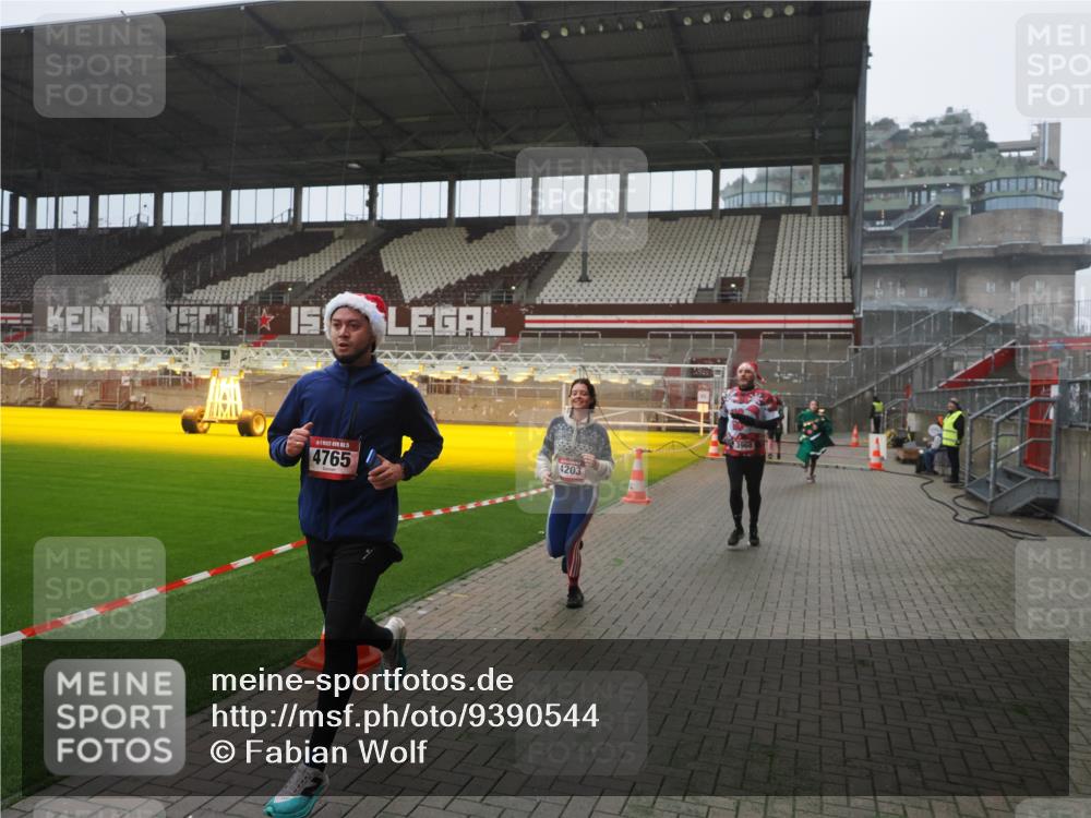 07.12.2025 - St. Pauli X-Mass-Run No. 15 Fabian Wolf http://msf.ph/oto/9390544 07.12.2025 10:23:56 Ziel 711, 1104, 2603, 2634, 3968, 4043, 4139, 4144, 4203, 4377, 4378, 4479, 4765 meine-sportfotos.de