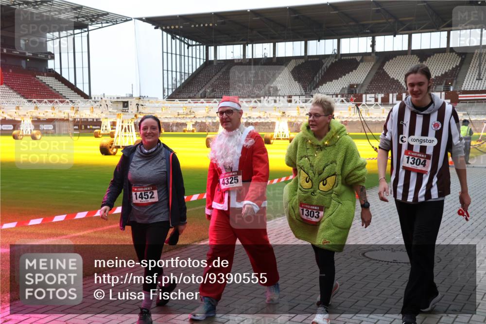 07.12.2025 - St. Pauli X-Mass-Run No. 15 Luisa Fischer http://msf.ph/oto/9390555 07.12.2025 12:18:25 Ziel 15, 1452, 4325, 5, 1303, 5, 1304, 3866, 3868, 4014, 4015 meine-sportfotos.de