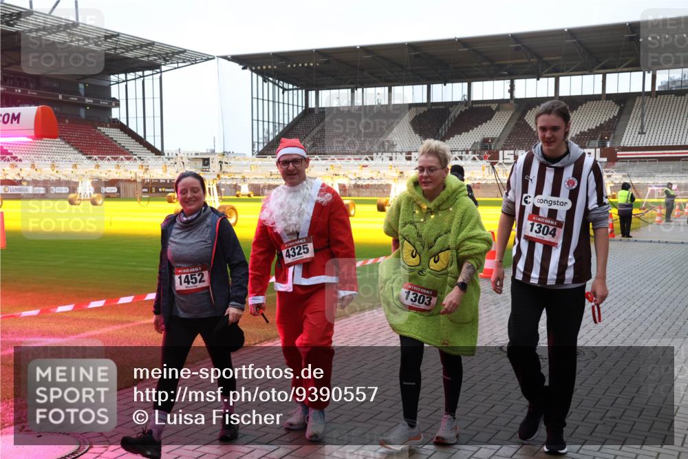 07.12.2025 - St. Pauli X-Mass-Run No. 15 Luisa Fischer http://msf.ph/oto/9390557 07.12.2025 12:18:26 Ziel 1452, 15, 4325, 1303, 5, 1304, 3866, 3868, 4014, 4015 meine-sportfotos.de