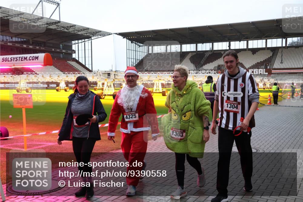 07.12.2025 - St. Pauli X-Mass-Run No. 15 Luisa Fischer http://msf.ph/oto/9390558 07.12.2025 12:18:26 Ziel 4325, 1303, 1304, 3866, 3868, 4014, 4015 meine-sportfotos.de