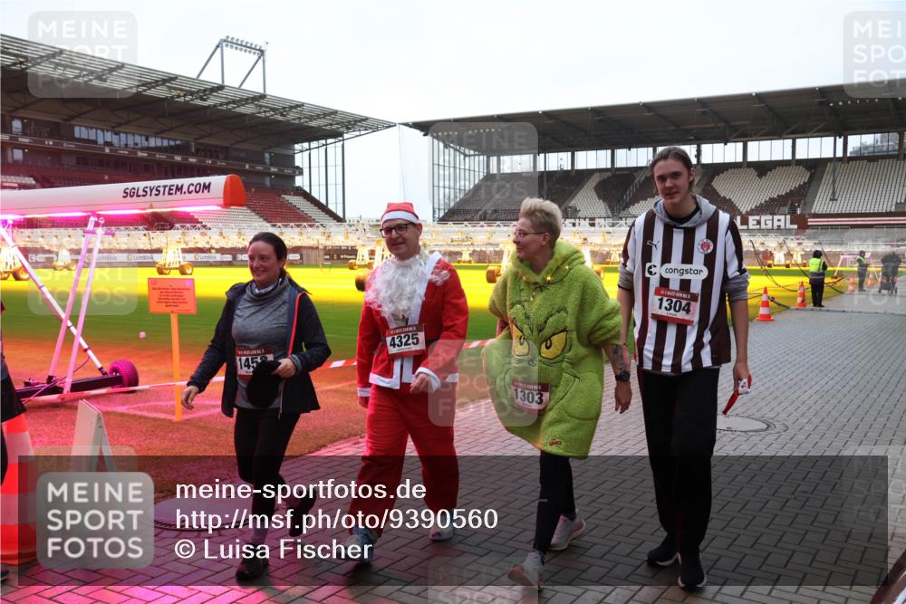07.12.2025 - St. Pauli X-Mass-Run No. 15 Luisa Fischer http://msf.ph/oto/9390560 07.12.2025 12:18:26 Ziel 145, 4325, 1303, 5, 1304, 3866, 3868, 4014, 4015 meine-sportfotos.de