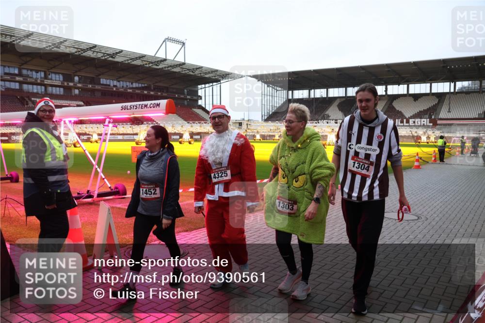 07.12.2025 - St. Pauli X-Mass-Run No. 15 Luisa Fischer http://msf.ph/oto/9390561 07.12.2025 12:18:27 Ziel 1452, 4325, 1303, 1304, 3866, 3868, 4014, 4015 meine-sportfotos.de