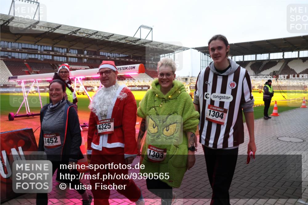 07.12.2025 - St. Pauli X-Mass-Run No. 15 Luisa Fischer http://msf.ph/oto/9390565 07.12.2025 12:18:28 Ziel 1452, 4325, 3, 5, 1303, 15, 1304, 3866, 3868, 4014, 4015 meine-sportfotos.de