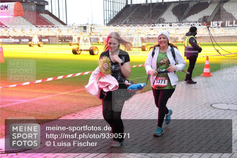 07.12.2025 - St. Pauli X-Mass-Run No. 15 Luisa Fischer http://msf.ph/oto/9390571 07.12.2025 12:19:26 Ziel 15, 3371, 1259, 2093, 2309, 3371, 3373 meine-sportfotos.de