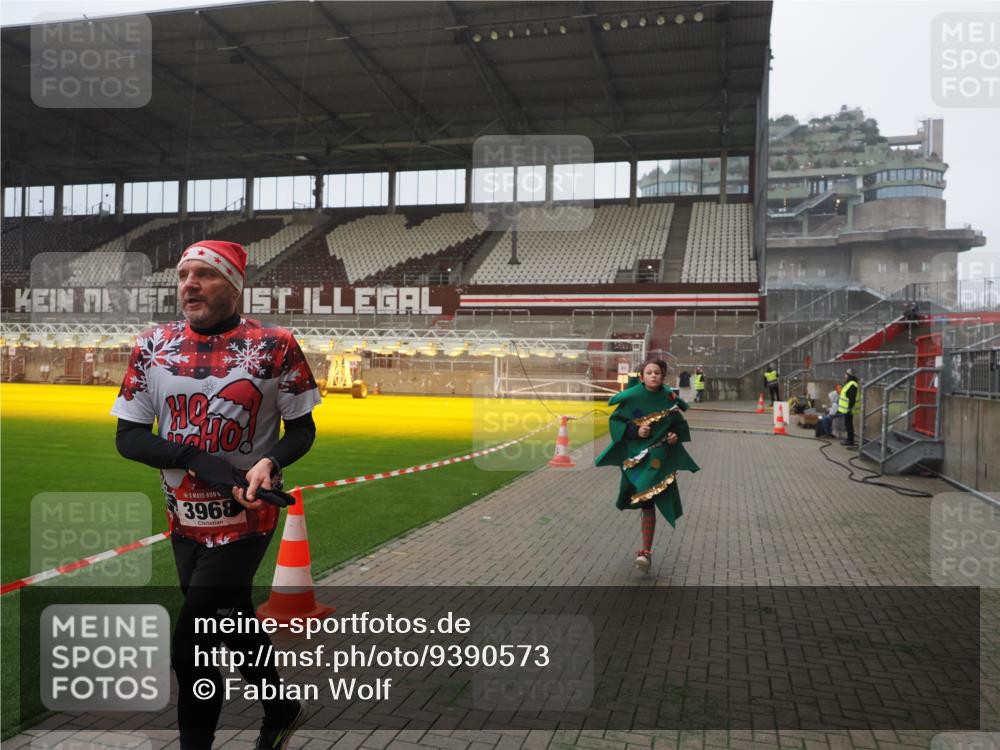 07.12.2025 - St. Pauli X-Mass-Run No. 15 Fabian Wolf http://msf.ph/oto/9390573 07.12.2025 10:23:59 Ziel 711, 1104, 2603, 2634, 3968, 4043, 4139, 4144, 4203, 4377, 4378, 4479, 4765 meine-sportfotos.de