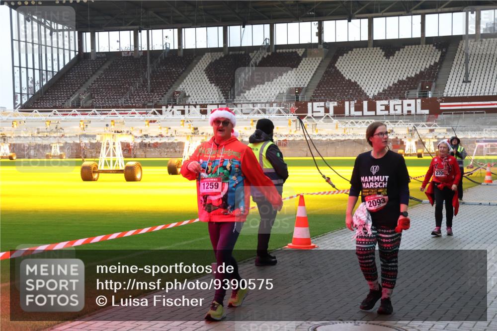 07.12.2025 - St. Pauli X-Mass-Run No. 15 Luisa Fischer http://msf.ph/oto/9390575 07.12.2025 12:19:53 Ziel 1259, 2025, 2093, 300, 230, 1259, 2093, 2309 meine-sportfotos.de