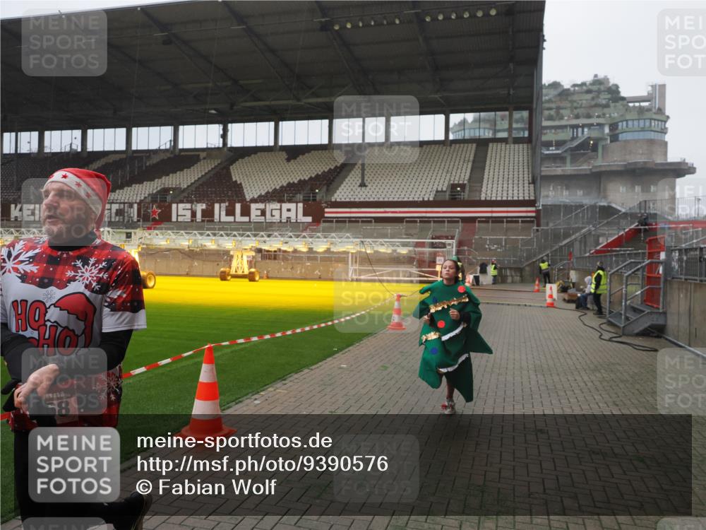 07.12.2025 - St. Pauli X-Mass-Run No. 15 Fabian Wolf http://msf.ph/oto/9390576 07.12.2025 10:23:59 Ziel 711, 1104, 2603, 2634, 3968, 4043, 4139, 4144, 4203, 4377, 4378, 4479, 4765 meine-sportfotos.de