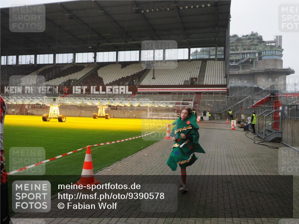 07.12.2025 - St. Pauli X-Mass-Run No. 15 Fabian Wolf http://msf.ph/oto/9390578 07.12.2025 10:23:59 Ziel 711, 1104, 2603, 2634, 3968, 4043, 4139, 4144, 4203, 4377, 4378, 4479, 4765 meine-sportfotos.de