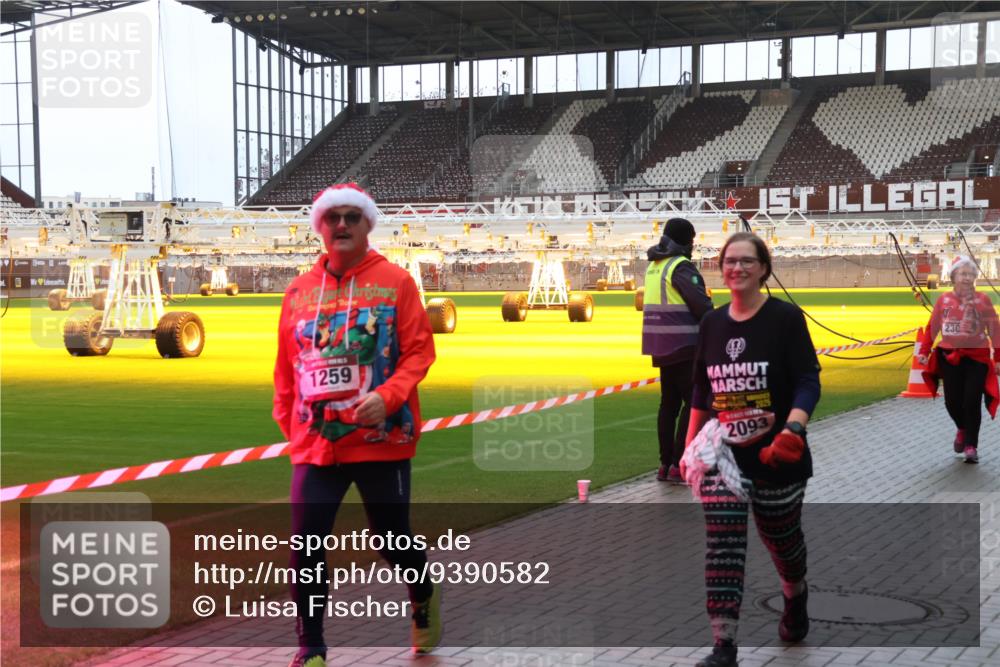 07.12.2025 - St. Pauli X-Mass-Run No. 15 Luisa Fischer http://msf.ph/oto/9390582 07.12.2025 12:19:54 Ziel 1259, 1, 4, 2025, 2093, 230, 1259, 2093, 2309 meine-sportfotos.de
