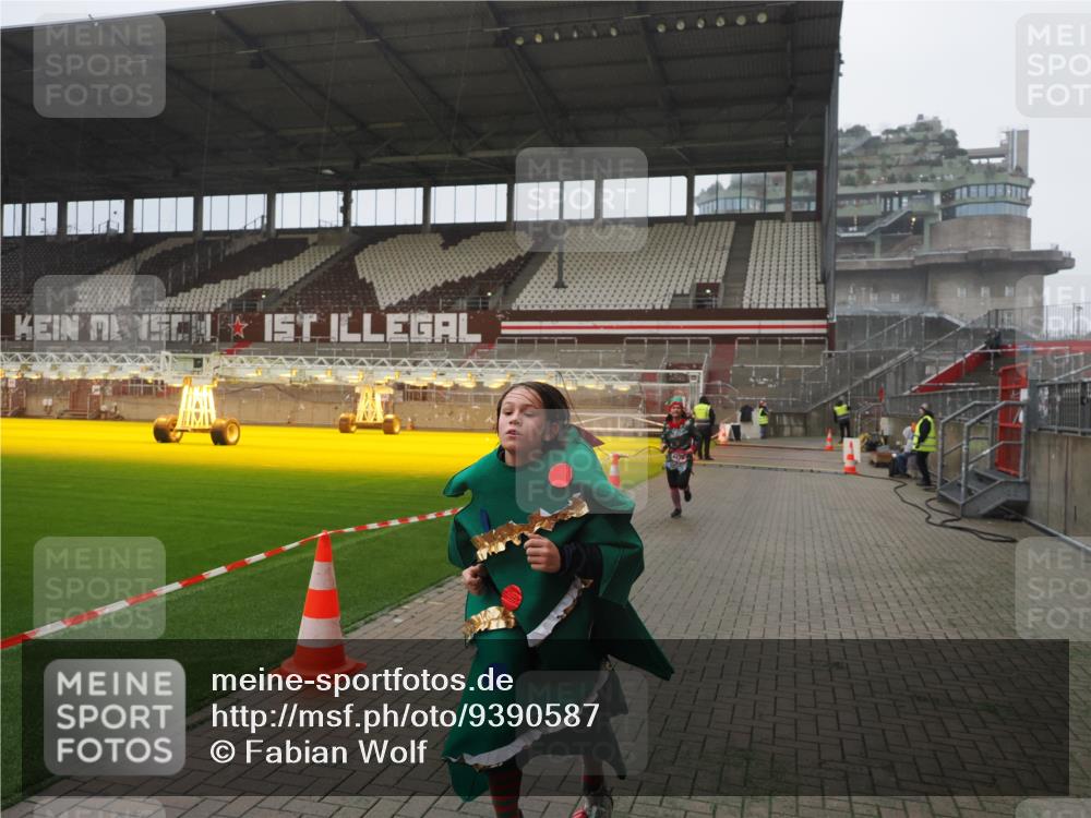 07.12.2025 - St. Pauli X-Mass-Run No. 15 Fabian Wolf http://msf.ph/oto/9390587 07.12.2025 10:24:00 Ziel 711, 2603, 2634, 3968, 4043, 4139, 4144, 4203, 4377, 4378, 4479, 4765 meine-sportfotos.de