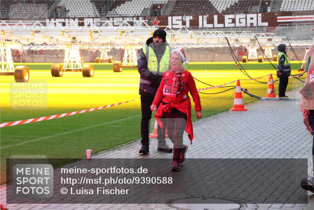 07.12.2025 - St. Pauli X-Mass-Run No. 15 Luisa Fischer http://msf.ph/oto/9390588 07.12.2025 12:19:56 Ziel 6709, 236, 23, 1259, 2093, 2309 meine-sportfotos.de