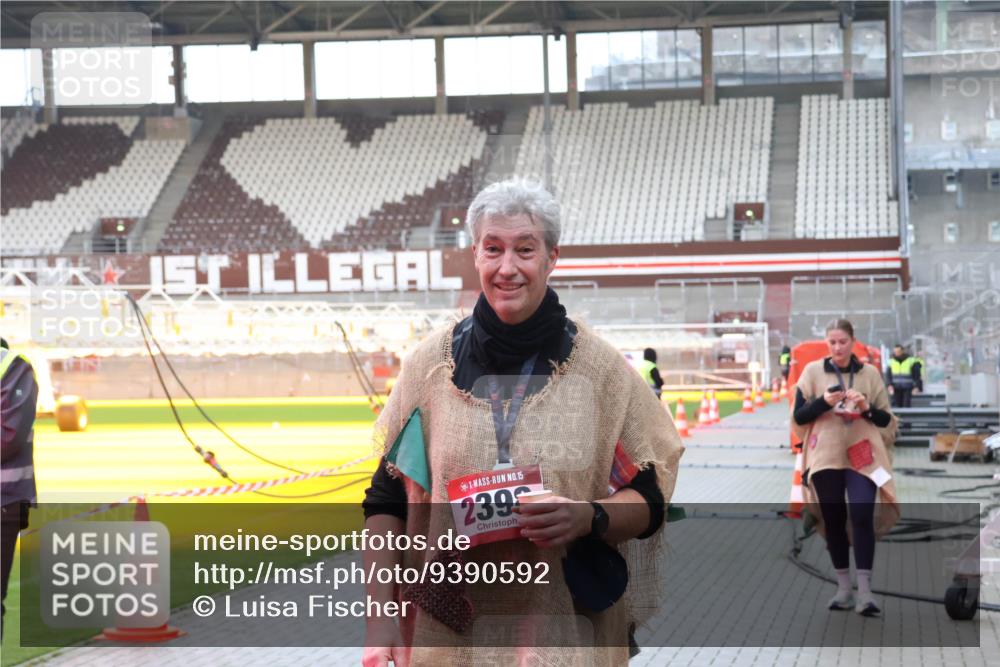 07.12.2025 - St. Pauli X-Mass-Run No. 15 Luisa Fischer http://msf.ph/oto/9390592 07.12.2025 12:19:59 Ziel 15, 239, 1259, 2093, 2309 meine-sportfotos.de
