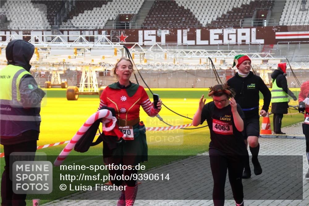 07.12.2025 - St. Pauli X-Mass-Run No. 15 Luisa Fischer http://msf.ph/oto/9390614 07.12.2025 10:56:51 Ziel 5, 170, 1, 15, 4063, 236, 248, 759, 951, 955, 1790, 1793, 2170, 4063, 4146, 4493 meine-sportfotos.de