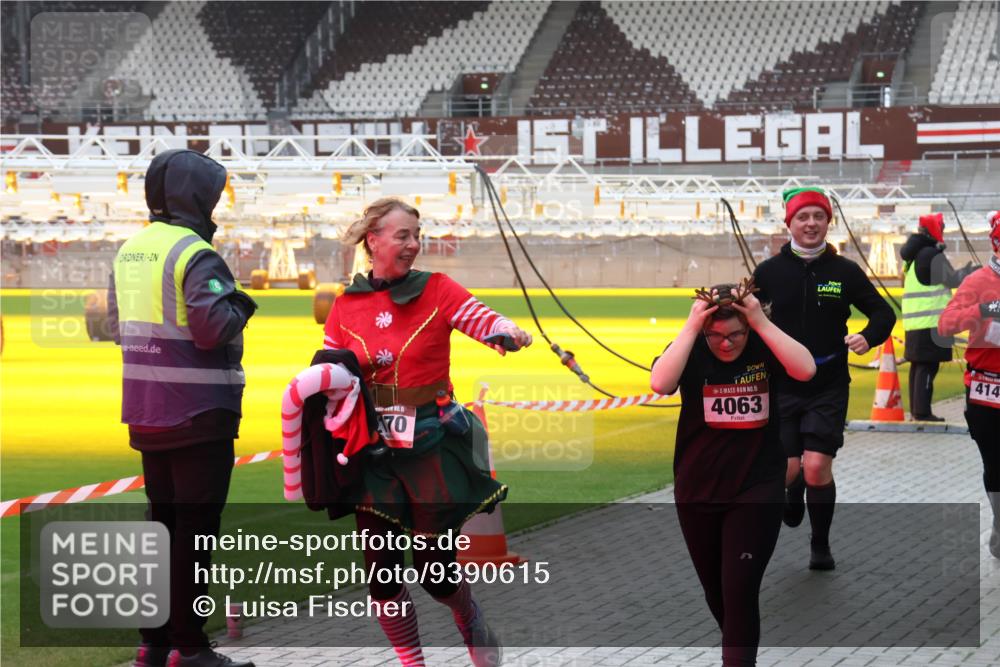 07.12.2025 - St. Pauli X-Mass-Run No. 15 Luisa Fischer http://msf.ph/oto/9390615 07.12.2025 10:56:51 Ziel 15, 70, 15, 4063, 414, 236, 248, 759, 951, 955, 1790, 1793, 2170, 4063, 4146, 4493 meine-sportfotos.de