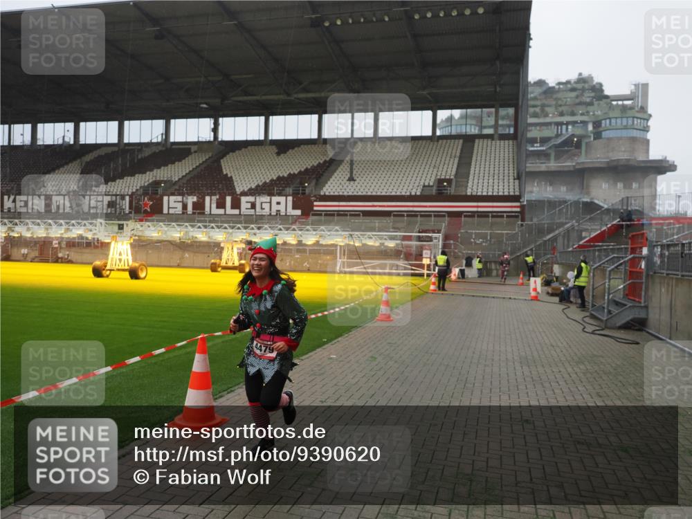 07.12.2025 - St. Pauli X-Mass-Run No. 15 Fabian Wolf http://msf.ph/oto/9390620 07.12.2025 10:24:03 Ziel 711, 2603, 2634, 3968, 4139, 4144, 4203, 4479, 4765 meine-sportfotos.de