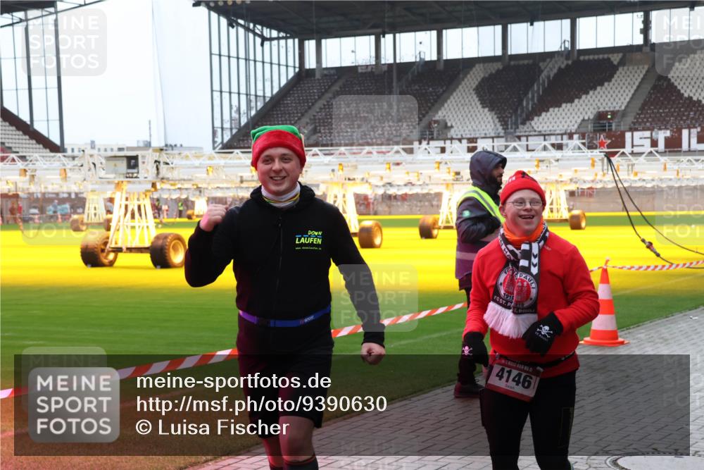 07.12.2025 - St. Pauli X-Mass-Run No. 15 Luisa Fischer http://msf.ph/oto/9390630 07.12.2025 10:56:55 Ziel 1919, 15, 4146, 55, 236, 248, 417, 759, 951, 955, 1790, 1793, 2170, 2538, 2542, 4063, 4146, 4493 meine-sportfotos.de