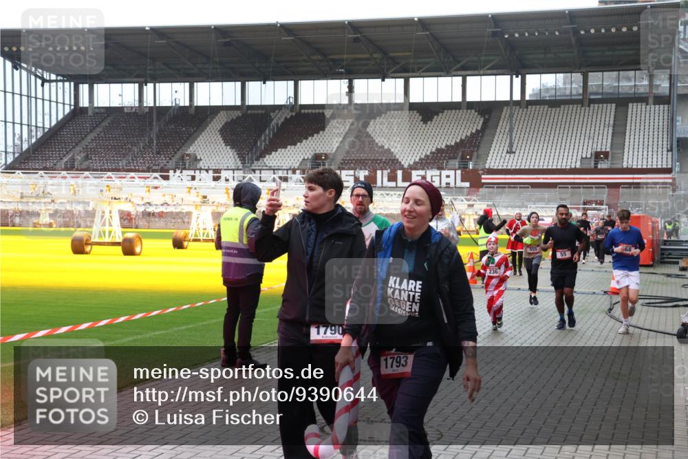 07.12.2025 - St. Pauli X-Mass-Run No. 15 Luisa Fischer http://msf.ph/oto/9390644 07.12.2025 10:57:06 Ziel 1790, 1793, 236, 555, 68, 55, 55, 236, 248, 417, 555, 566, 568, 759, 763, 951, 955, 1203, 1790, 1793, 2170, 2538, 2542, 2664, 3275, 4063, 4146, 4799 meine-sportfotos.de