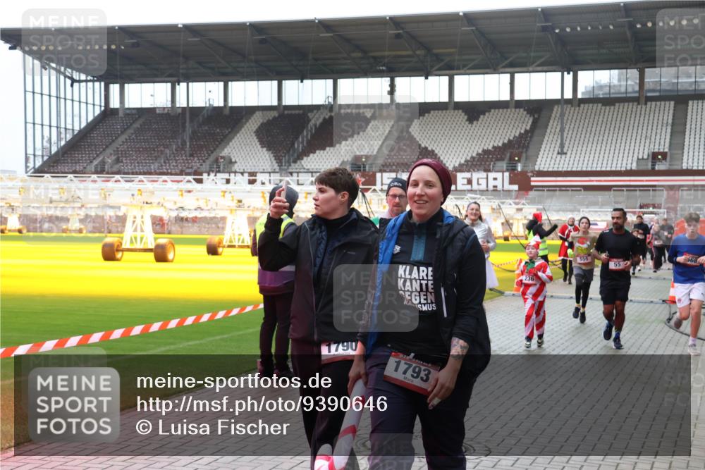 07.12.2025 - St. Pauli X-Mass-Run No. 15 Luisa Fischer http://msf.ph/oto/9390646 07.12.2025 10:57:07 Ziel 555, 68, 1790, 1793, 55, 236, 248, 417, 555, 566, 568, 759, 763, 951, 955, 1203, 1790, 1793, 2170, 2538, 2542, 2664, 3275, 4063, 4146, 4799 meine-sportfotos.de