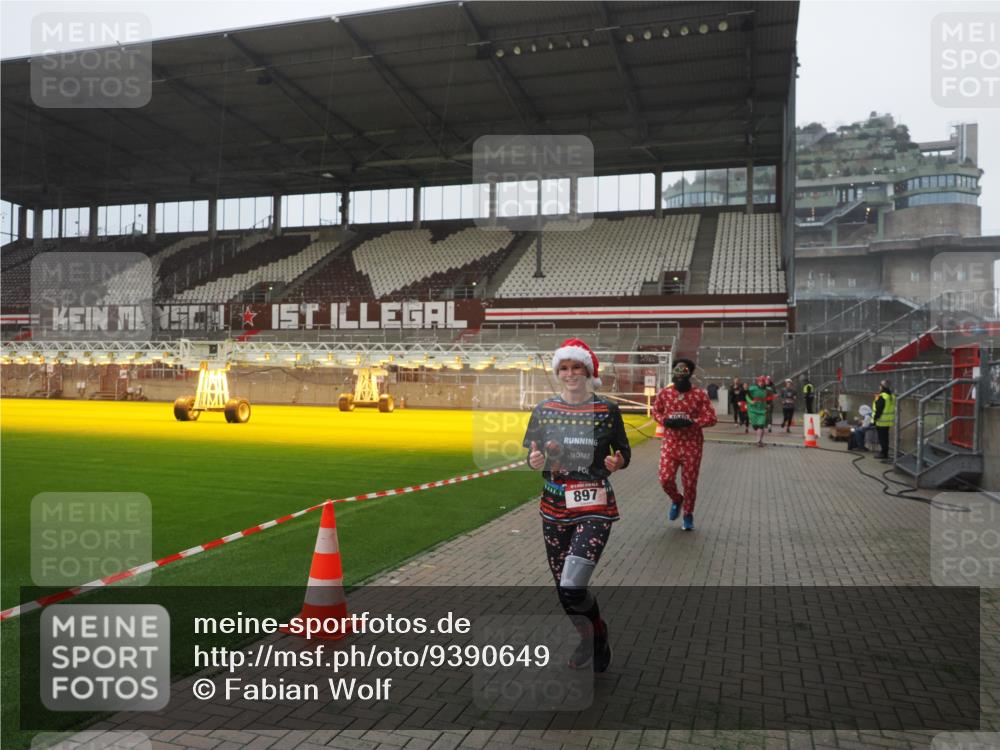 07.12.2025 - St. Pauli X-Mass-Run No. 15 Fabian Wolf http://msf.ph/oto/9390649 07.12.2025 10:24:12 Ziel 711, 712, 897, 4040, 4140, 4479, 4694 meine-sportfotos.de